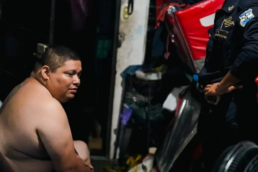 Hombre acusado de hacer pornografía infantil seguirá en prisión provisional