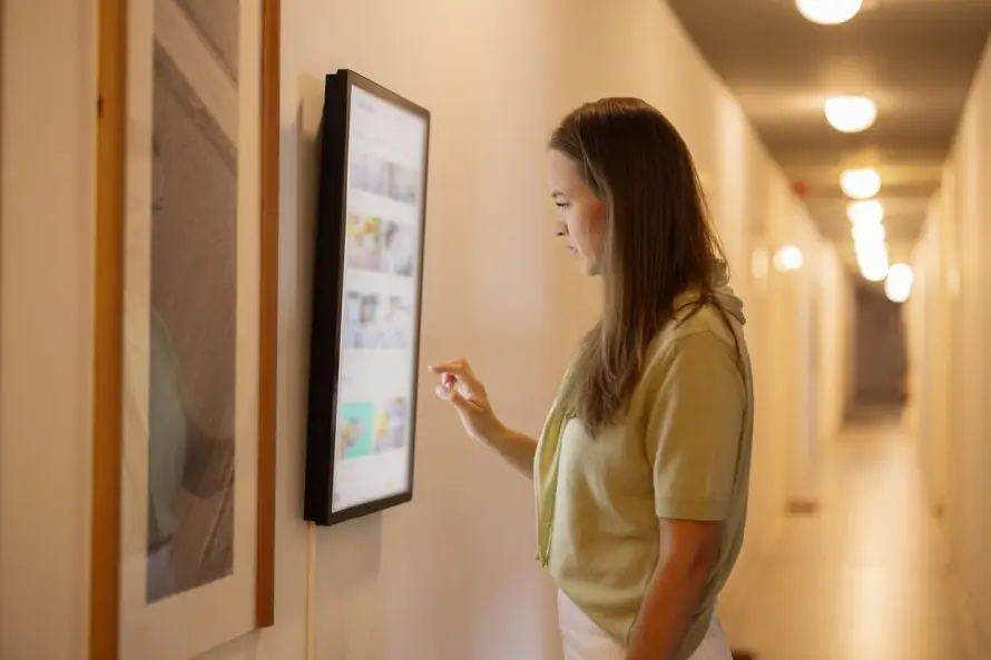 Dataland, el primer museo de IA, usa las emociones del visitante para crear arte