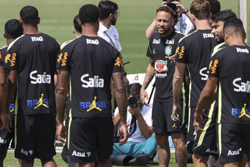 Neymar vuelve a entrenar con Brasil y apunta a Haití