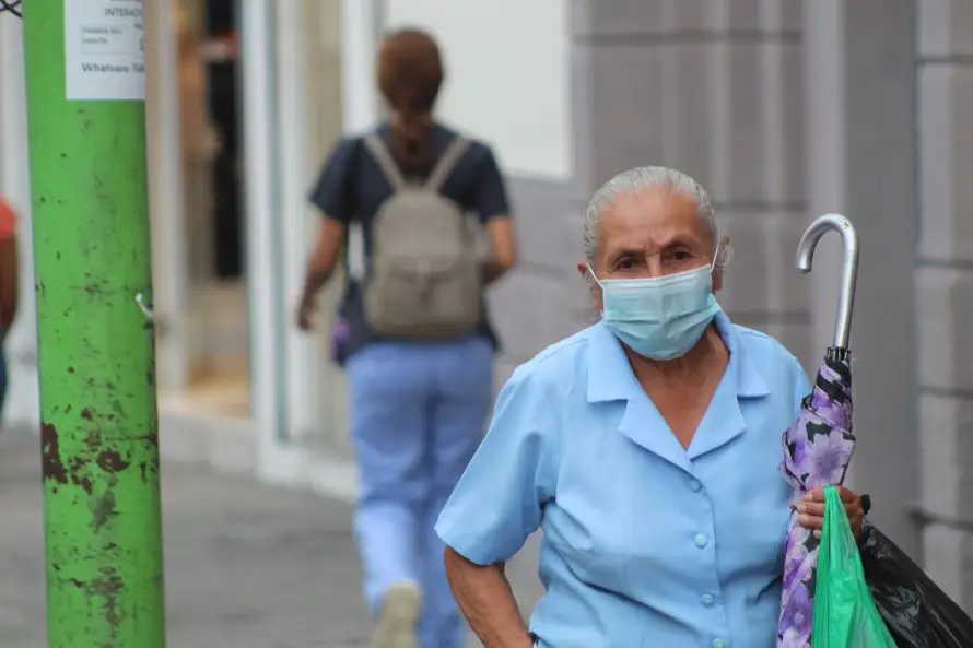 El virus sincitial respiratorio ya no es exclusivo de niños y también afecta a adultos mayores en El Salvador, advierte neumólogo