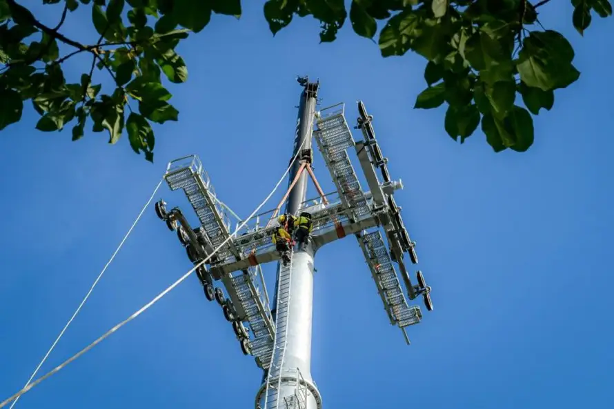 Obras Públicas levanta la primera torre del metrocable y proyecta finalizar la obra en 2027