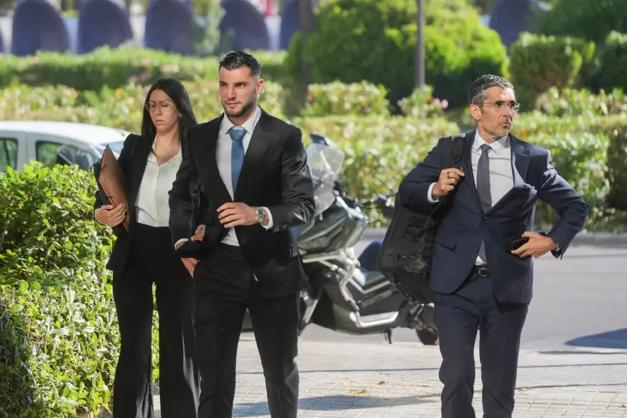 Condenan a más de 8 años de cárcel al delantero español Rafa Mir por agresión sexual