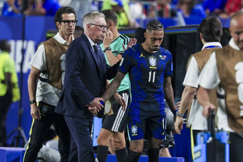 Raphinha vuelve a entrenar, pero Brasil no arriesgará su regreso