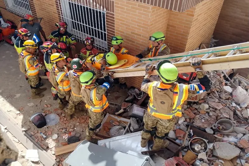 Misión salvadoreña rescata a varias personas entre los escombros en Venezuela durante segundo día de misión