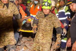 Rescatistas salvadoreños salvan a dos mujeres entre los escombros de edificios derrumbados en Venezuela