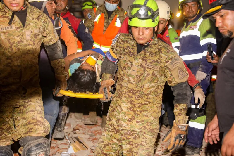 Rescatistas salvadoreños salvan a dos mujeres entre los escombros de edificios derrumbados en Venezuela
