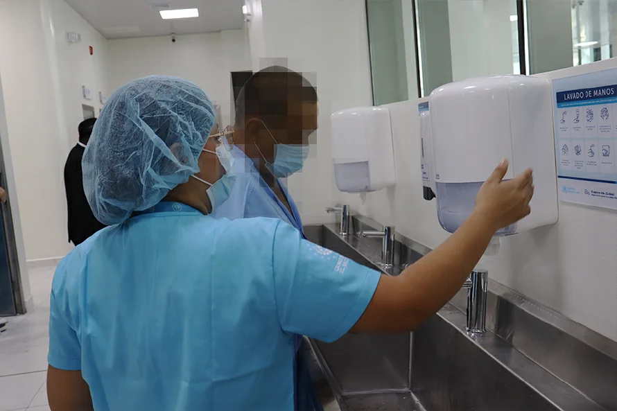 Los salvadoreños creen que la salud y la educación han mejorado, según encuesta de la UCA