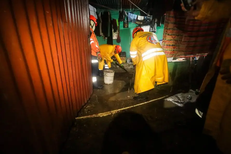 Lluvias ya dejan 55 viviendas anegadas y autoridades advierten riesgo de deslizamientos por Cristina