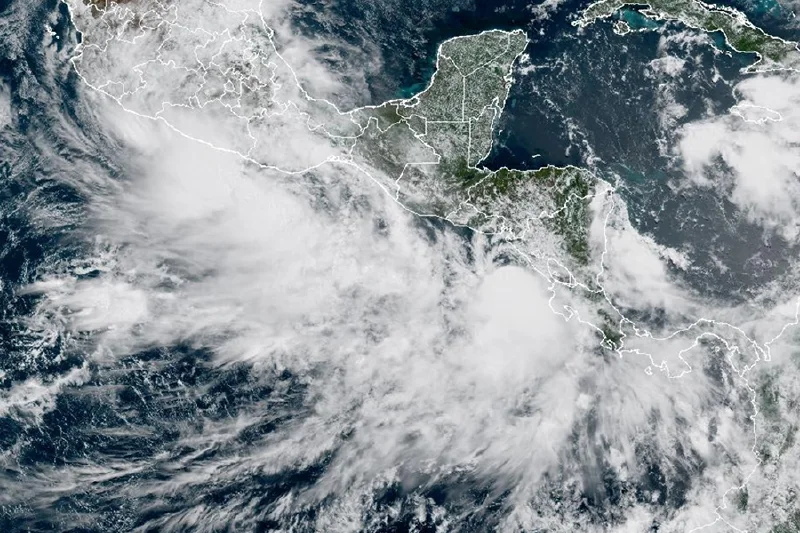 Depresión Tropical Tres-E se forma frente a Centroamérica y podría convertirse en tormenta tropical el martes