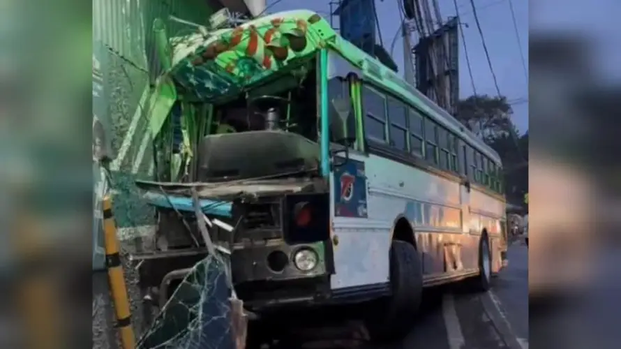 Un bus choca contra un negocio en el desvío al Plan de la Laguna, Antiguo Cuscatlán