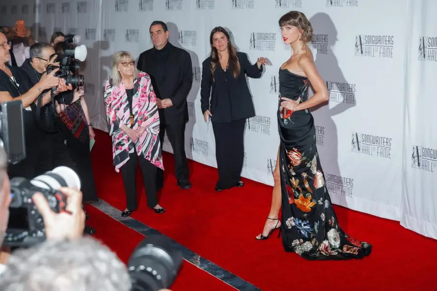 Taylor Swift agradece el apoyo de su familia al entrar en el Songwriting Hall of Fame