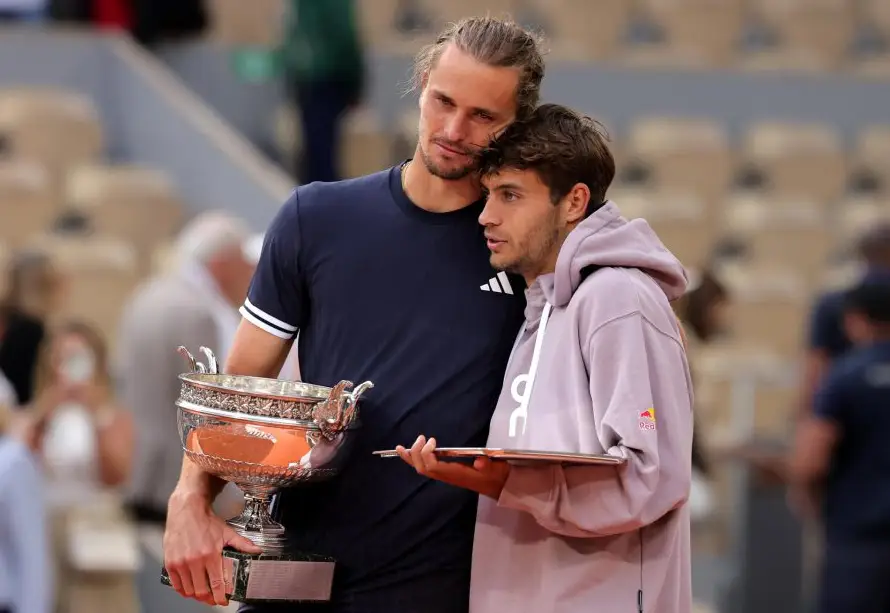 Zverev sufre para romper su maleficio con los 'grandes' y se consagra en Roland Garros