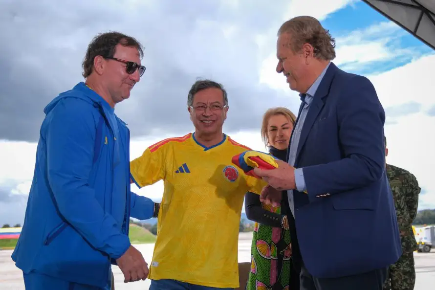Federación Colombiana rechaza "asedio" a futbolistas tras polémica por evento con Petro