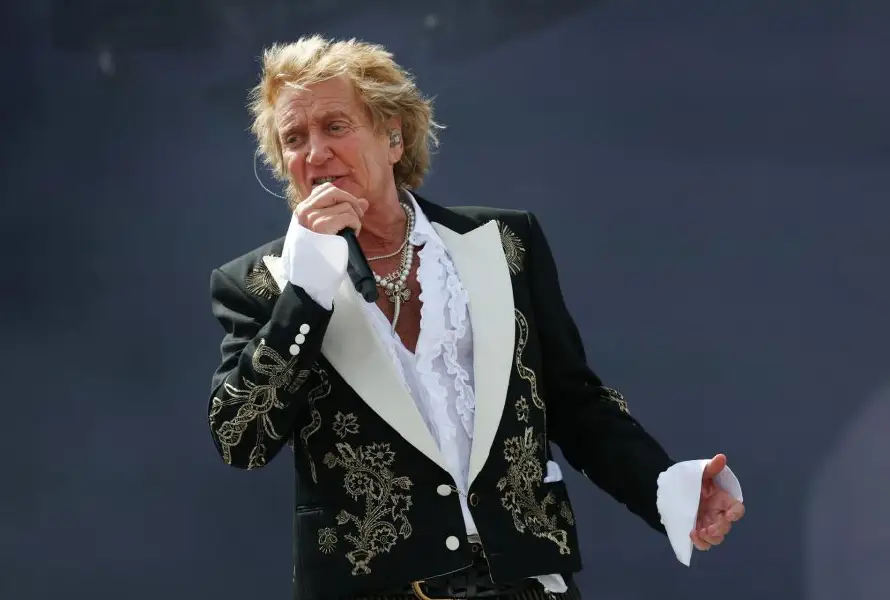 Señalan a Rod Stewart por cancelar concierto e irse luego a un partido del Mundial