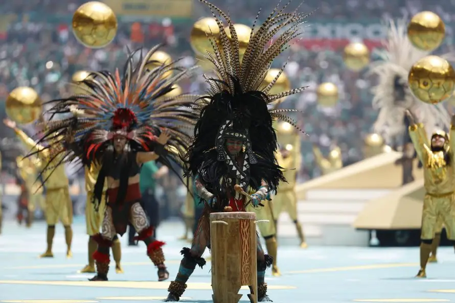 Salma Hayek dio la bienvenida al Mundial 2026 en un estadio de México repleto de estrellas