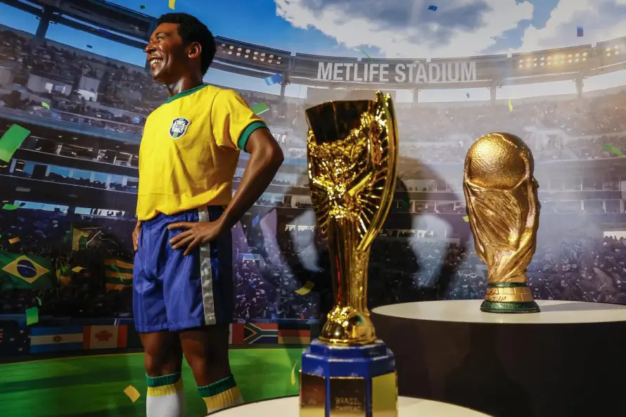 El museo de cera de Río de Janeiro presenta una estatua de Pelé a una semana del Mundial