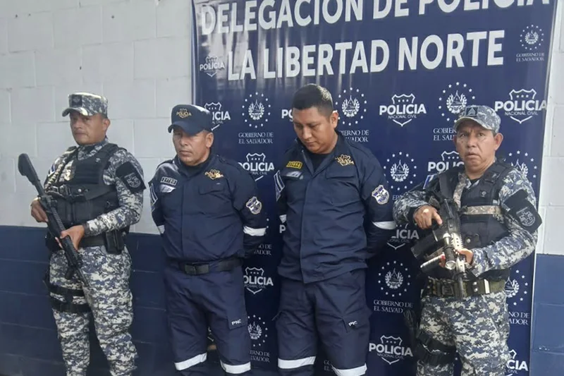 Capturan a dos agentes de Tránsito acusados de pedir dinero para devolver placas retenidas