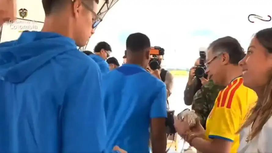Polémica en Colombia porque supuestamente James Rodríguez negó una foto a la hija de Petro