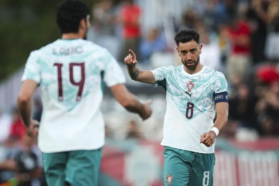 Portugal vence a Chile con goles de Guedes y Fernandes