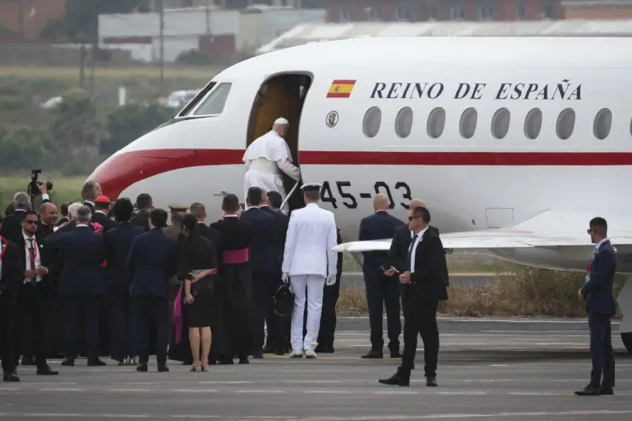 "Nos hemos quedado sin rueda de prensa": la crónica dentro del avión papal averiado