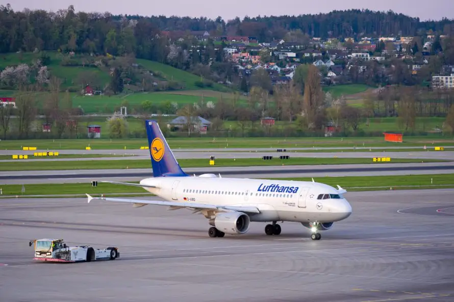 Varios heridos tras desplomarse la parte delantera de un avión de Lufthansa estacionado en Fráncfort