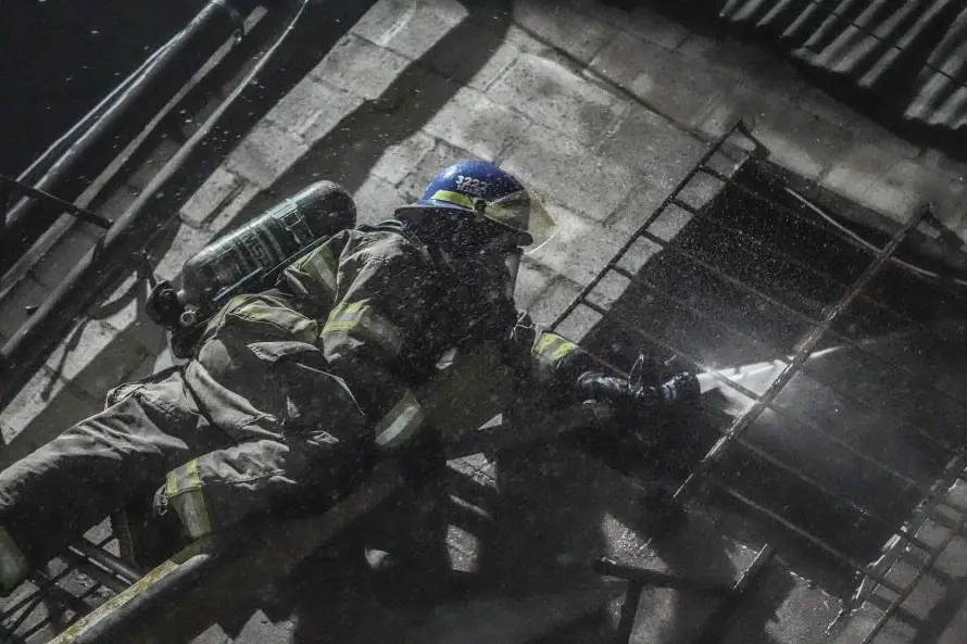 Incendio consume estructura utilizada como bodega y carwash en Soyapango