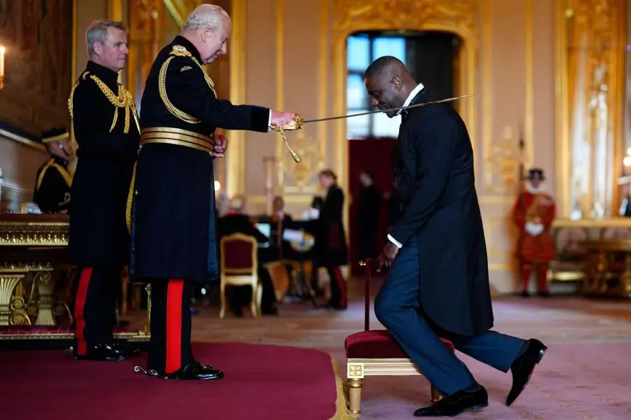 El actor de "Luther", Idris Elba, recibe el título de caballero del rey Carlos III
