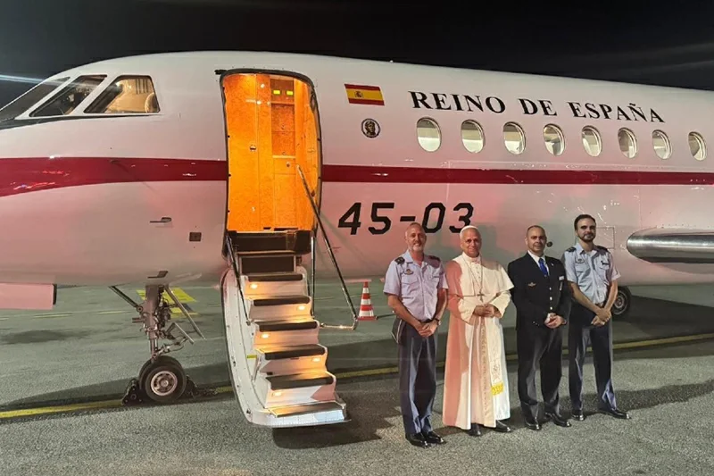 León XIV, a la tripulación del Falcon que lo trasladó a Roma: "Muchas gracias por habernos salvado"