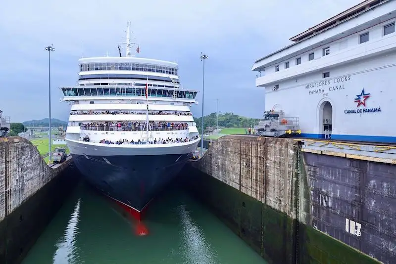 El Canal de Panamá reduce el calado para buques neopanamax ante amenaza de El Niño