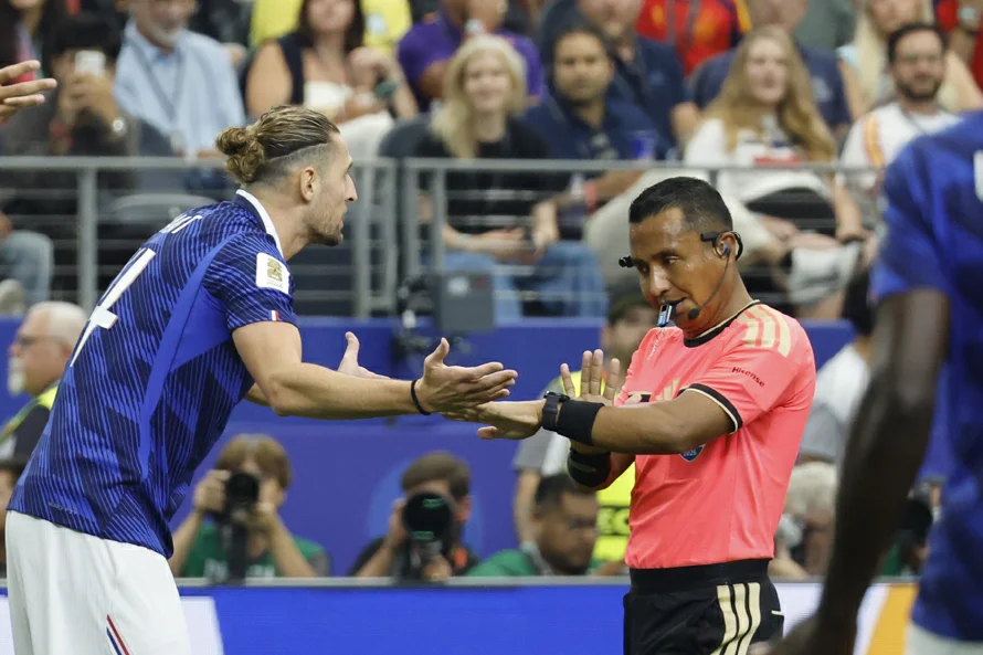 Asamblea otorgará reconocimiento al salvadoreño Iván Barton tras arbitrar una semifinal mundialista