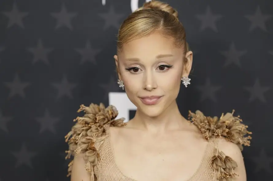 Ariana Grande demanda a hackers por filtrar música y fotos durante años