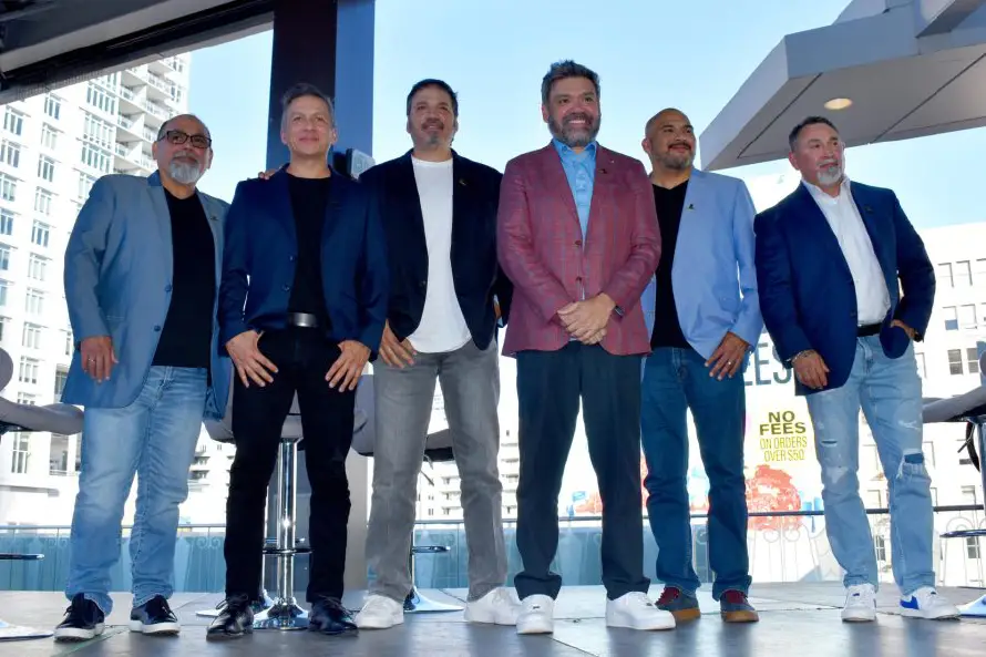 Banda mexicana Intocable recibe su estrella en el Paseo de la Fama de Hollywood