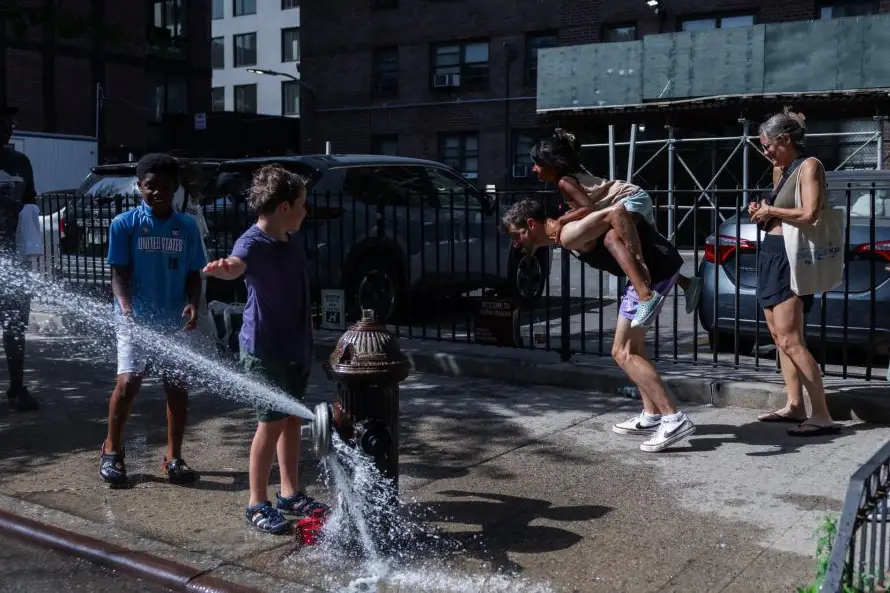 Ola de calor extremo golpea celebraciones del 4 de julio