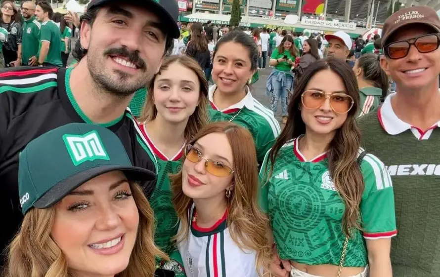 La familia moderna en su esplendor: Erik Rubín, Andrea Legarreta y sus parejas