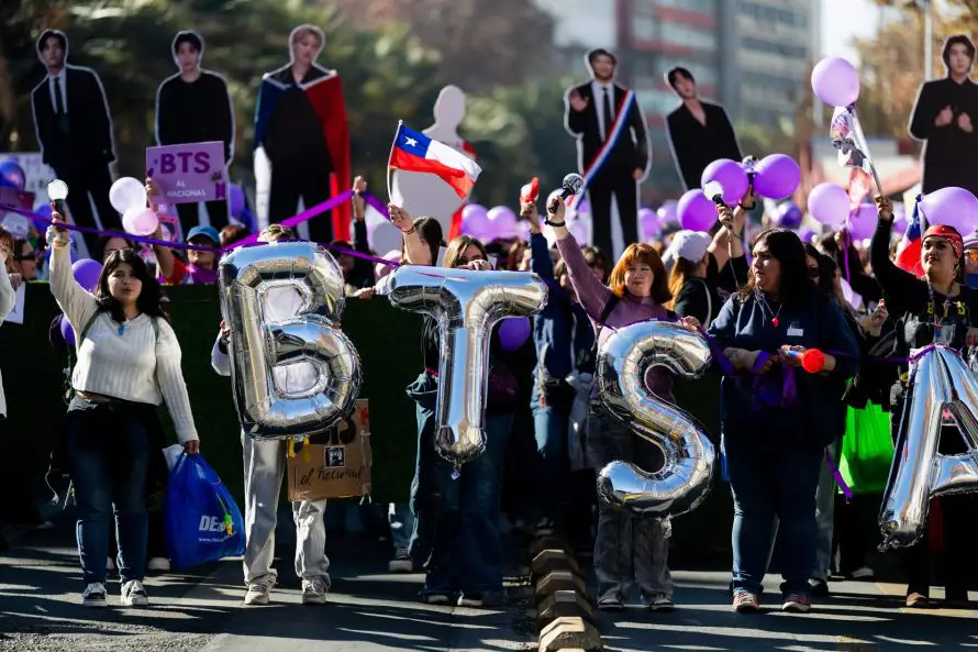 Fans de BTS protestan en Chile por conciertos suspendidos