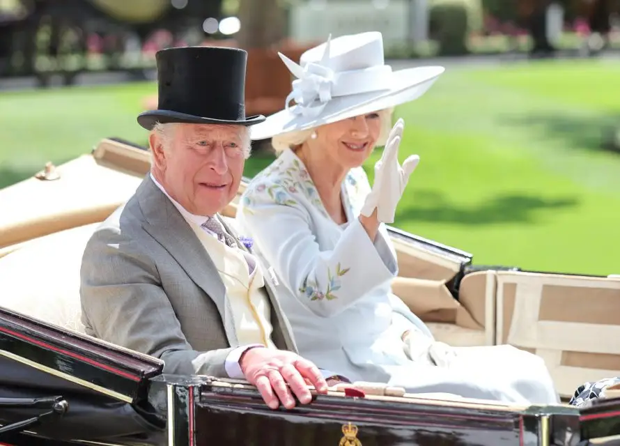 Carlos III y Camila reciben al príncipe Enrique, su esposa Meghan y sus dos hijos