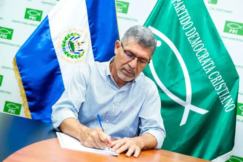 Exalcalde Fidel Fuentes se inscribe como precandidato a alcalde de San Salvador Sur con el PDC