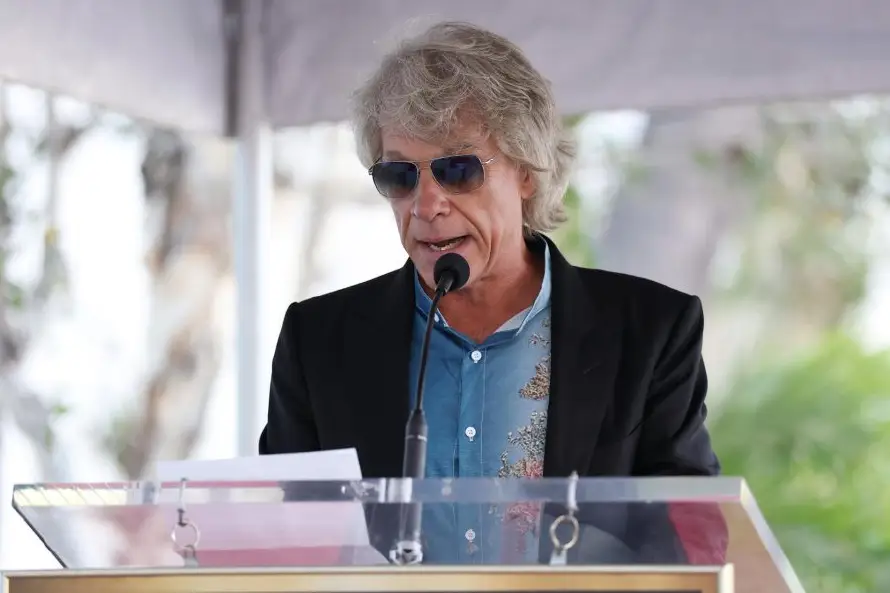 Sinusitis obliga a Jon Bon Jovi a suspender la mitad de su concierto en Nueva York