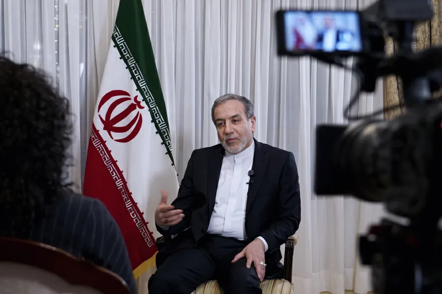 Irán cierra estrecho de Ormuz; EE.UU. ataca y advierte "pagará" por su "mala decisión"