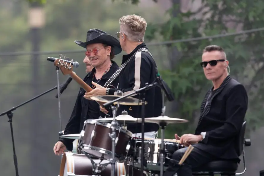 U2 lanza "Streets of Dreams", con estribillo en español y video mexicano
