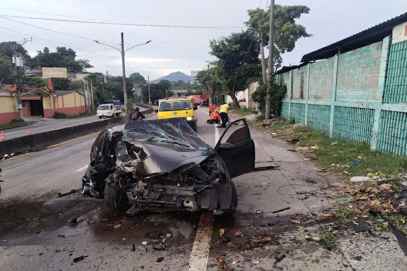 Conductor resulta gravemente herido tras volcar e incendiarse su vehículo en la Troncal del Norte