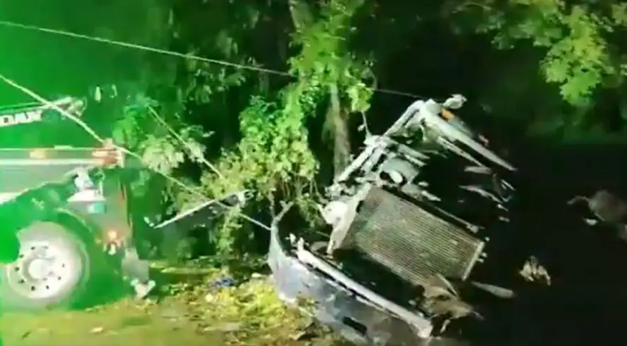Camión cisterna provoca dos muertes en carretera al Puerto La Libertad