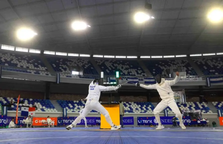 Esgrimistas Alexis Molina y Ariana Fuentes ganan plata para El Salvador en Campeonato Centroamericano Mayor