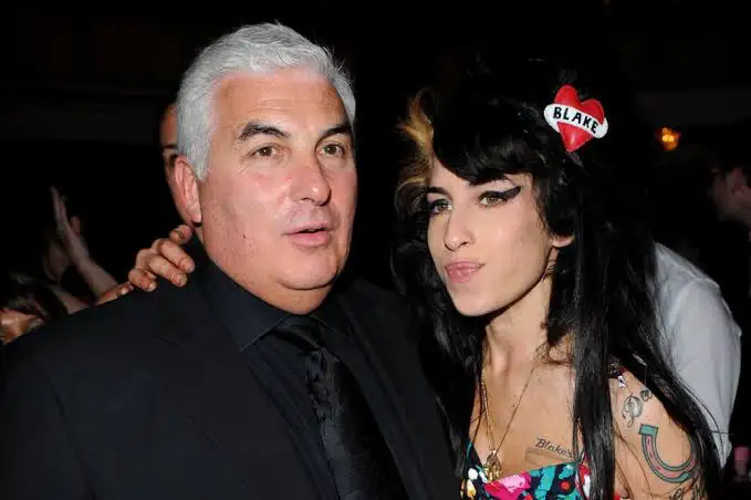 El padre de Amy Winehouse debe pagar un millón de euros a amigas de la cantante
