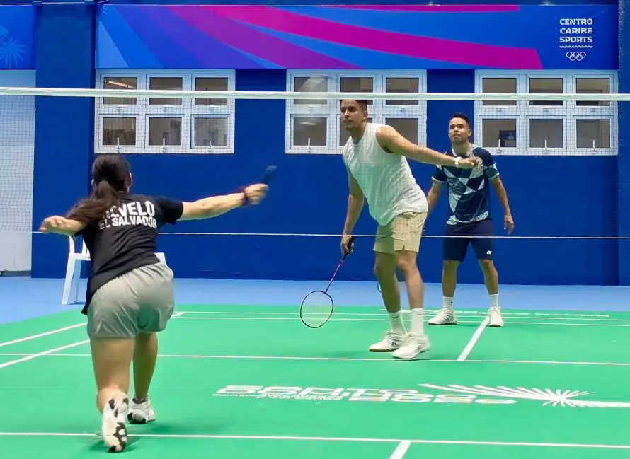 Arqueros y badmintonistas salvadoreños afinan su preparación para debutar en Santo Domingo 2026