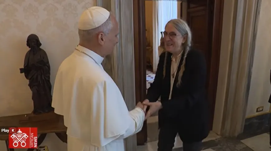 El papa León XIV se reunió con Patti Smith, la "sacerdotisa del rock"