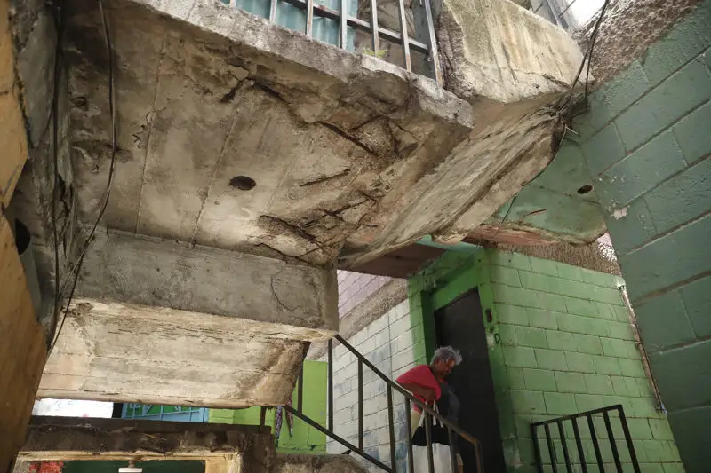 Vivir en peligro por derrumbe pero vivir, la historia de cientos de familias salvadoreñas