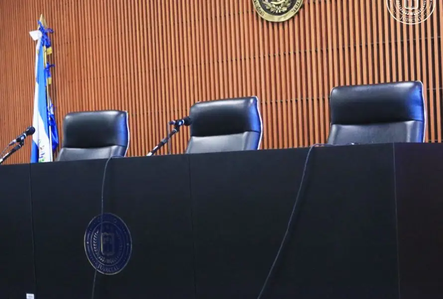 Dan 50 años de cárcel a un hombre que secuestró a dos personas y una menor de edad en San Salvador