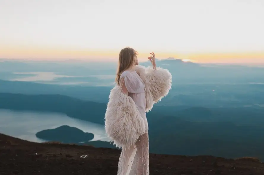 Invitan a premier del documental de la cantante Rachel Croft, rodado en El Salvador