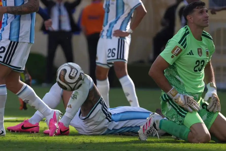 Emiliano Martínez pone en duda su continuidad en selección argentina tras derrota con España